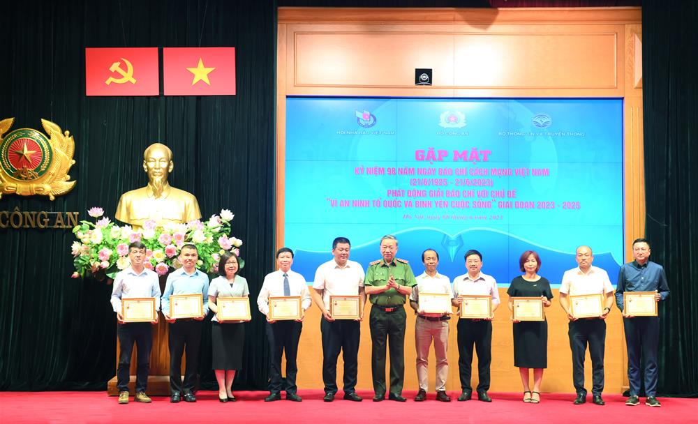 Bộ trưởng Tô Lâm trao Kỷ niệm chương "Bảo vệ an ninh Tổ quốc" tặng các lãnh đạo cơ quan báo chí Trung ương có nhiều thành tích trong tuyên truyền bảo vệ an ninh, trật tự.