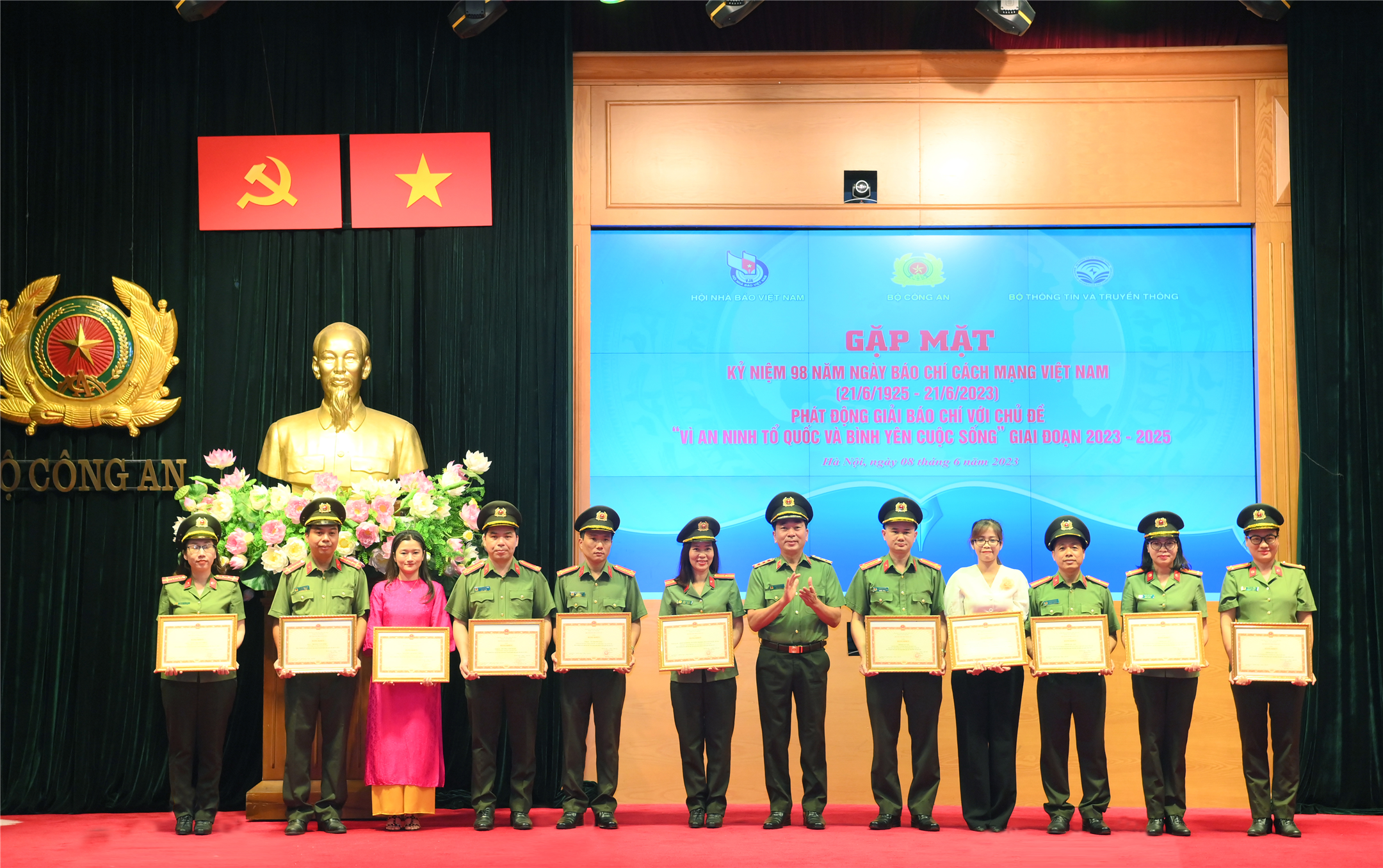 Thứ trưởng Trần Quốc Tỏ trao Bằng khen của Bộ Công an tặng các tập thể, cá nhân có thành tích xuất sắc trong công tác tuyên truyền.