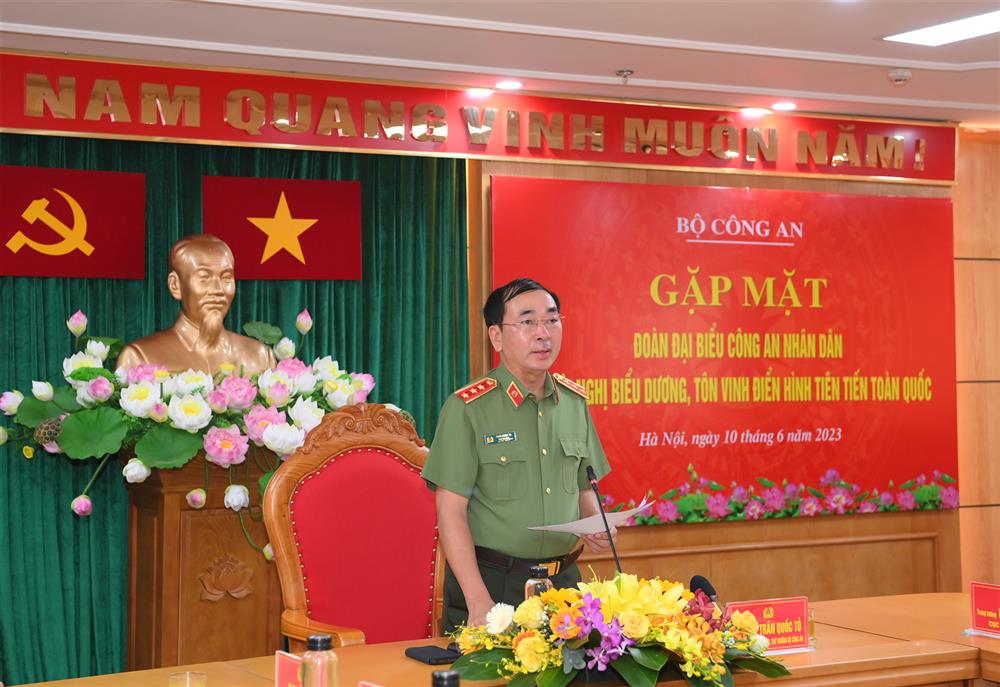 Thứ trưởng Trần Quốc Tỏ phát biểu tại buổi gặp mặt.