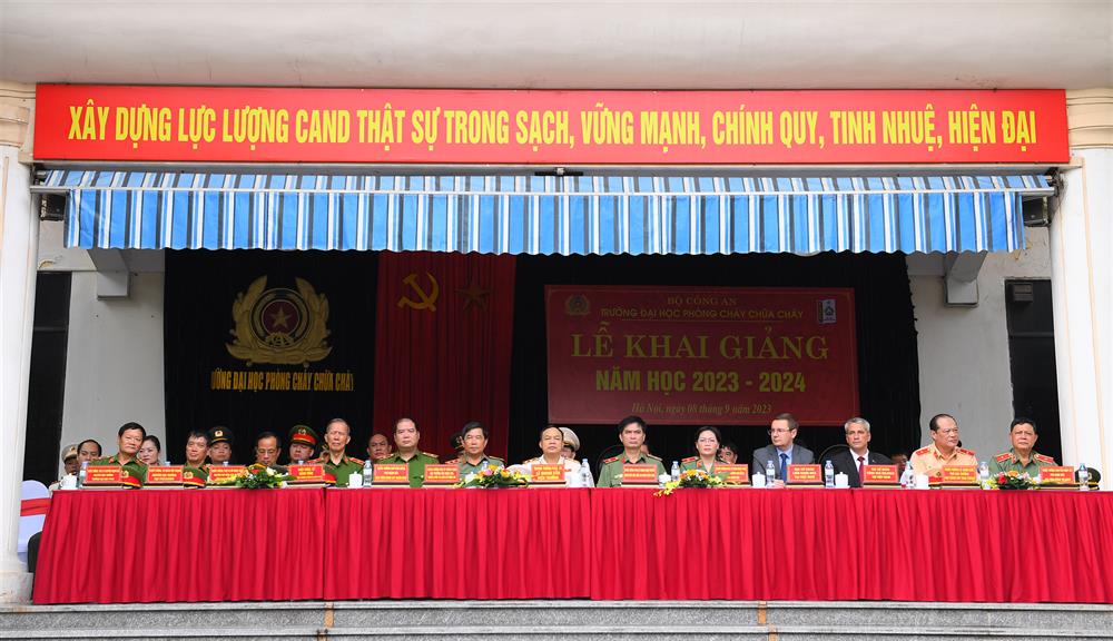 Các đại biểu tham dự Lễ khai giảng.