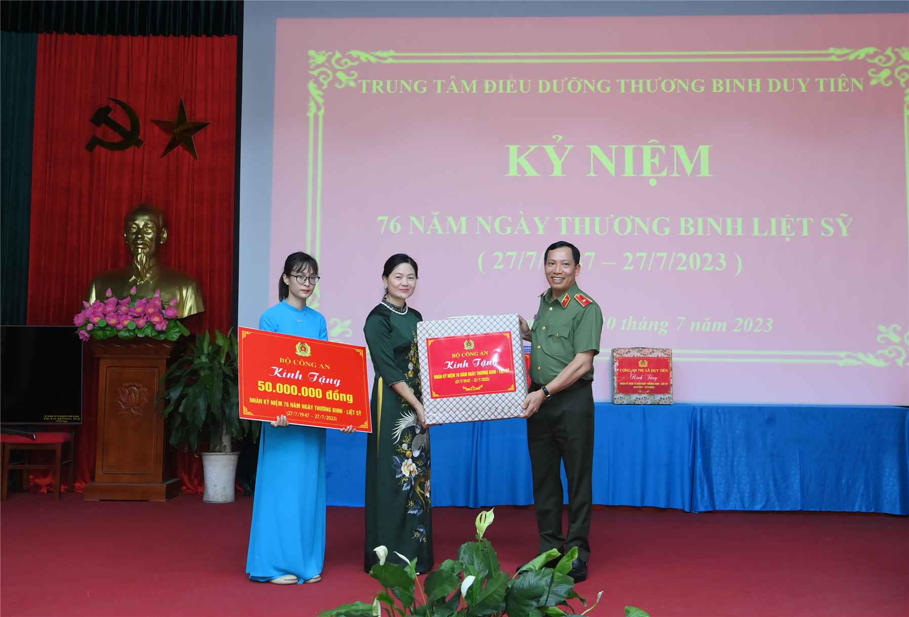 Thứ trưởng Lê Văn Tuyên trao quà của Bộ Công an tặng Trung tâm điều dưỡng thương binh Duy Tiên.