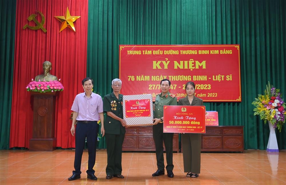 Thứ trưởng Lê Văn Tuyến trao quà của Bộ Công an tặng Trung tâm điều dưỡng thương binh Kim Bảng.