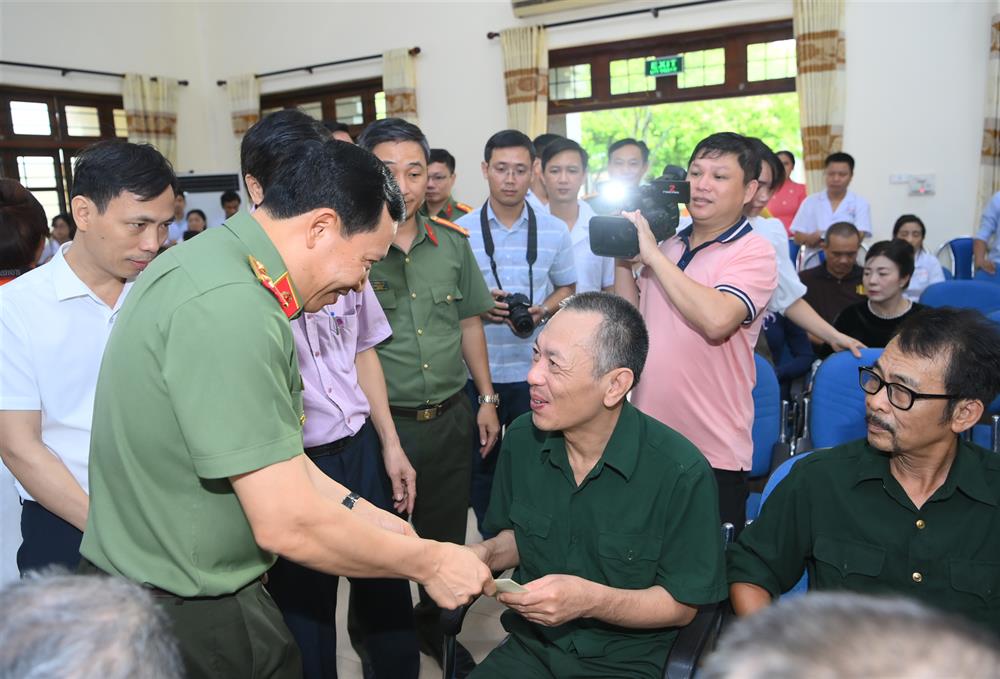 Thứ trưởng Lê Văn Tuyến trao quà tặng các thương binh.