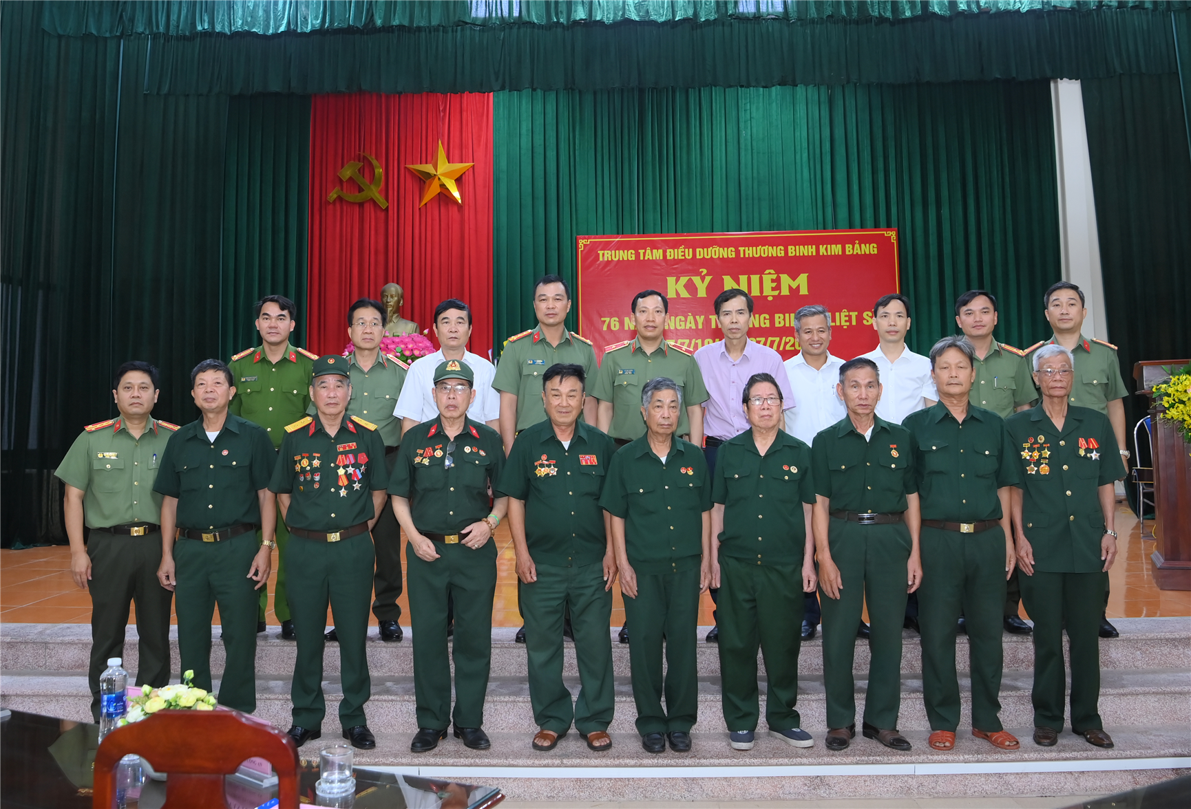 Thứ trưởng Lê Văn Tuyến cùng các đại biểu chụp ảnh lưu niệm cùng các thương binh tại Trung tâm điều dưỡng thương binh Kim Bảng.
