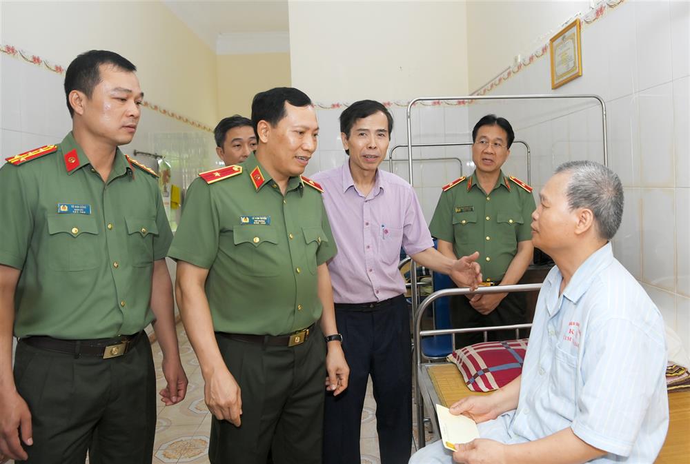 Thứ trưởng Lê Văn Tuyến thăm hỏi các thương binh tại Trung tâm điều dưỡng thương binh Kim Bảng.