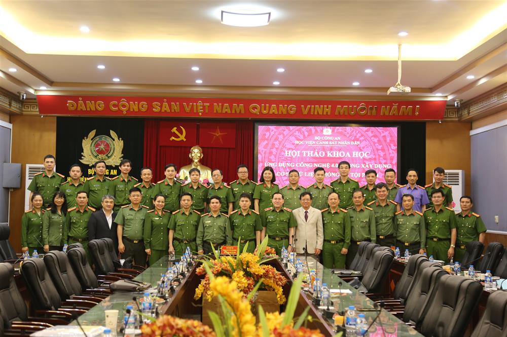 Các đại biểu chụp ảnh lưu niệm.