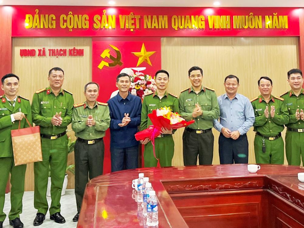 Thượng tá Nguyễn Hồng Phong, Giám đốc Công an tỉnh khen thưởng Công an xã Thạch Kênh.