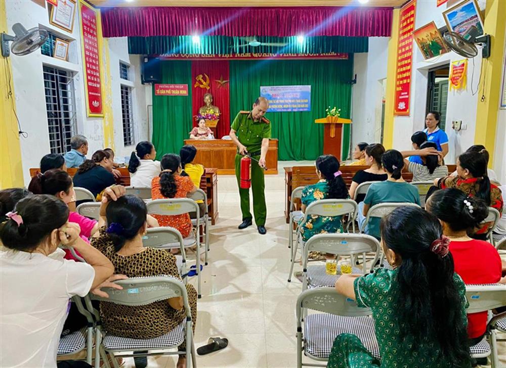 Lực lượng Công an phối hợp tuyên truyền kỹ năng sử dụng các thiết bị chữa cháy tới người dân.