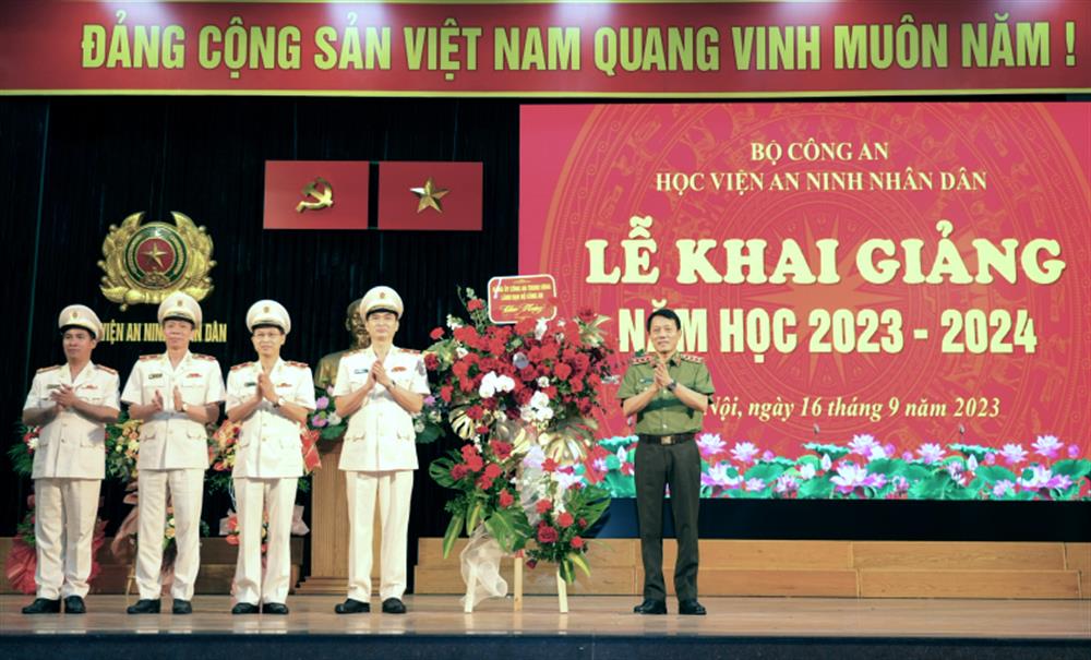 Thứ trưởng Lương Tam Quang tặng hoa chúc mừng Học viện ANND nhân dịp khai giảng năm học mới.