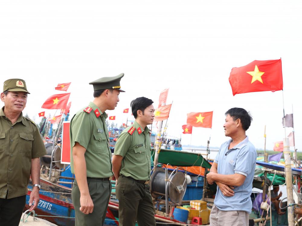 Tuyên truyền nhắc nhở tàu thuyền chủ động tránh trú bão.