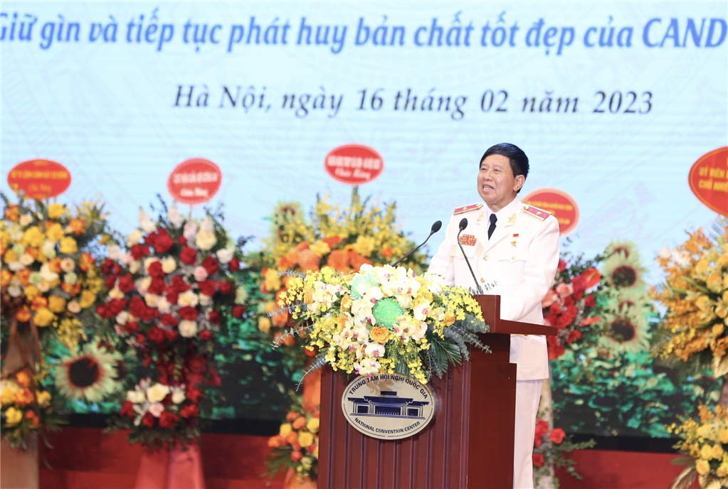 Thiếu tướng, Anh hùng Lực lượng Nhân dân Vũ Hùng Vương, Chủ nhiệm CLB trình bày diễn văn Tổng kết