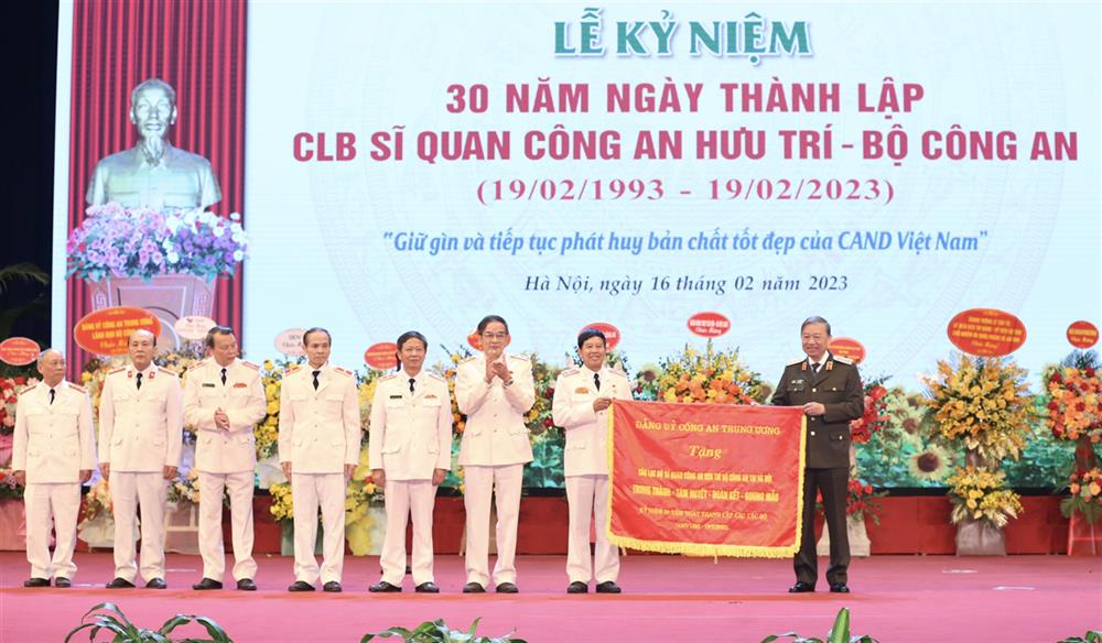 Thay mặt Đảng uỷ Công an Trung ương, Bộ Công an Bộ trưởng Tô Lâm trao bức trướng với 8 chữ vàng “Trung thành - Tâm huyết - Đoàn kết - Gương mẫu” tặng CLB Sĩ quan Công an hưu trí Bộ Công an.