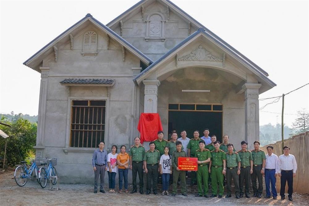 Đại biểu trao tặng Nhà tình nghĩa cho gia đình đồng chí Bùi Văn Dũng.
