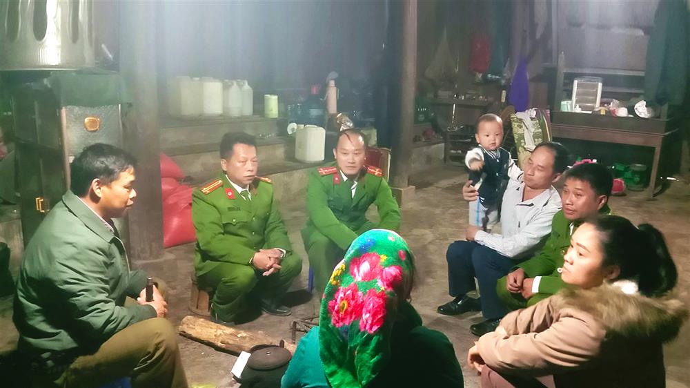 Công an xã Mường Lống, huyện Kỳ Sơn tuyên truyền cho người dân hiểu rõ hậu quả của việc di dịch cư trái pháp luật.