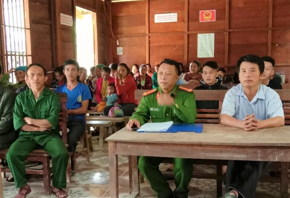 Chính quyền, đông đảo bà con nhân dân tham gia buổi tuyên truyền phòng, chống di dịch cư trái pháp luật.