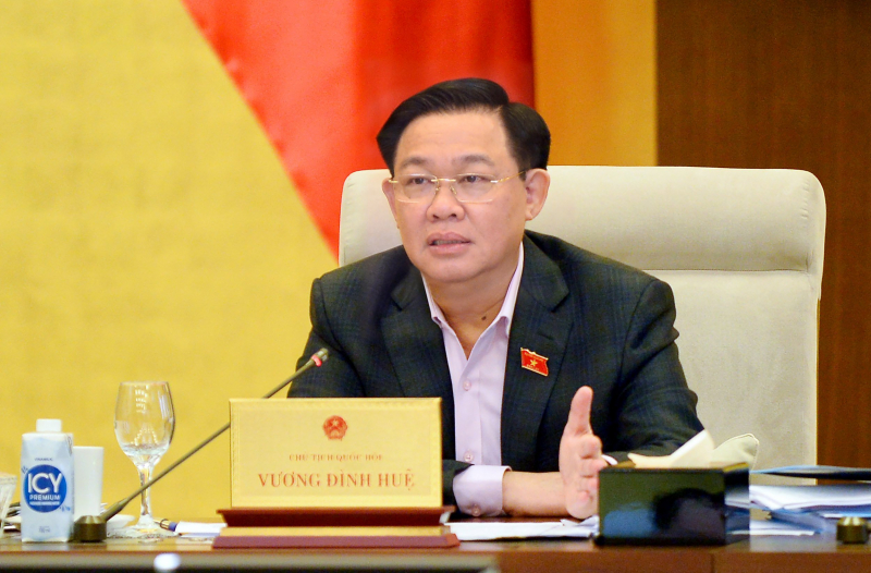 Chủ tịch Quốc hội Vương Đình Huệ thảo luận tại phiên họp.