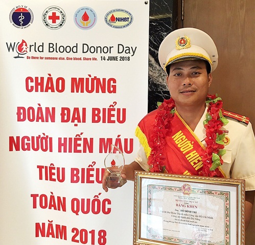 Đại úy Hồ Đức Trí là 1 trong 100 gương điển hình 2018 được vinh danh tại Hà Nội.