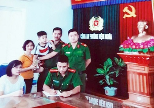 Gia đình chị Hằng vui mừng đón nhận con trai tại trụ sở Công an phường Niệm Nghĩa.