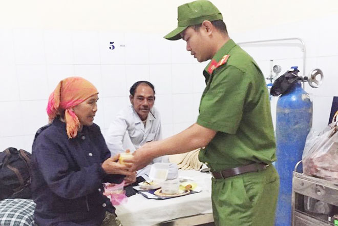 Đoàn viên Đoàn Thanh niên và hội viên Hội Phụ nữ Phòng Cảnh sát quản lý hành chính về trật tự xã hội Công an Lâm Đồng trao từng suất cháo cho bệnh nhân nghèo.