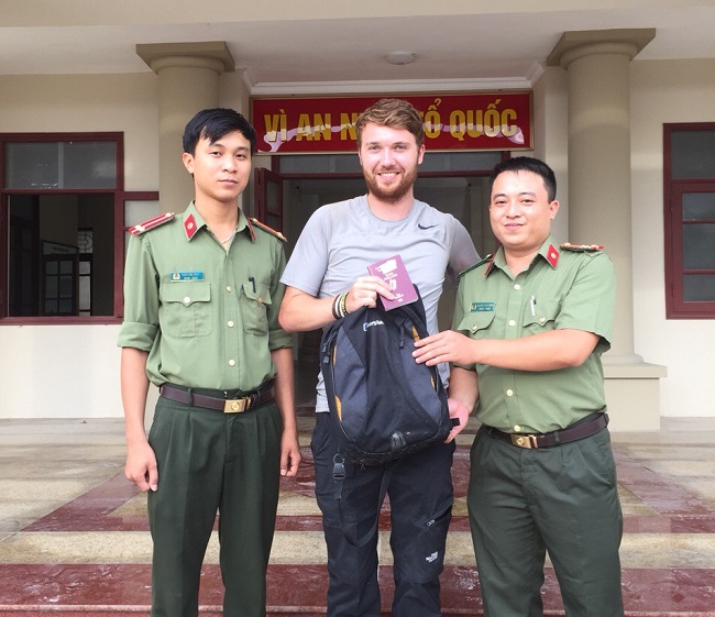 Anh Liam Michael Moylan vui mừng nhận lại tài sản của mình từ cán bộ Công an TP Phủ Lý.