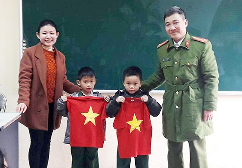 Trung tá Hồ Quang Nam với hoạt động thiện nguyện giúp đỡ học sinh có hoàn cảnh khó khăn.