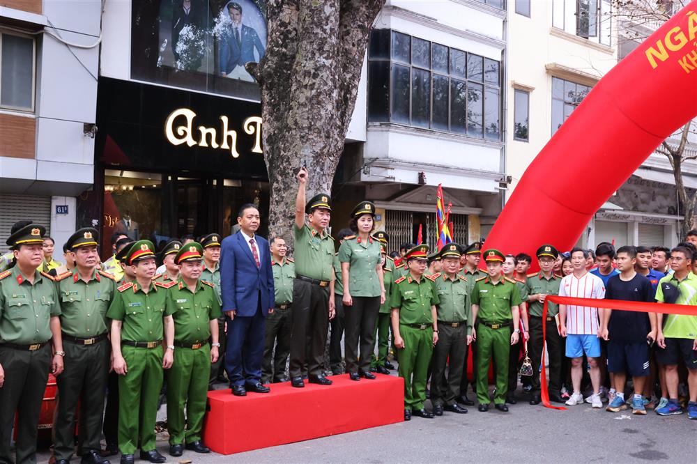 Thứ trưởng Trần Quốc Tỏ bắn súng hiệu lệnh xuất phát Ngày chạy Olympic