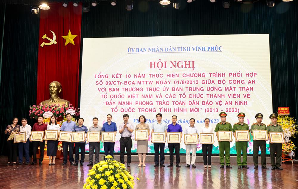 đồng chí: Nguyễn Trung Hải, Phó Chủ tịch Thường trực Hội đồng nhân dân tỉnh Vĩnh Phúc Bằng Khen của Ủy ban nhân dân tỉnh tặng các tập thể, cá nhân có thành tích xuất sắc.