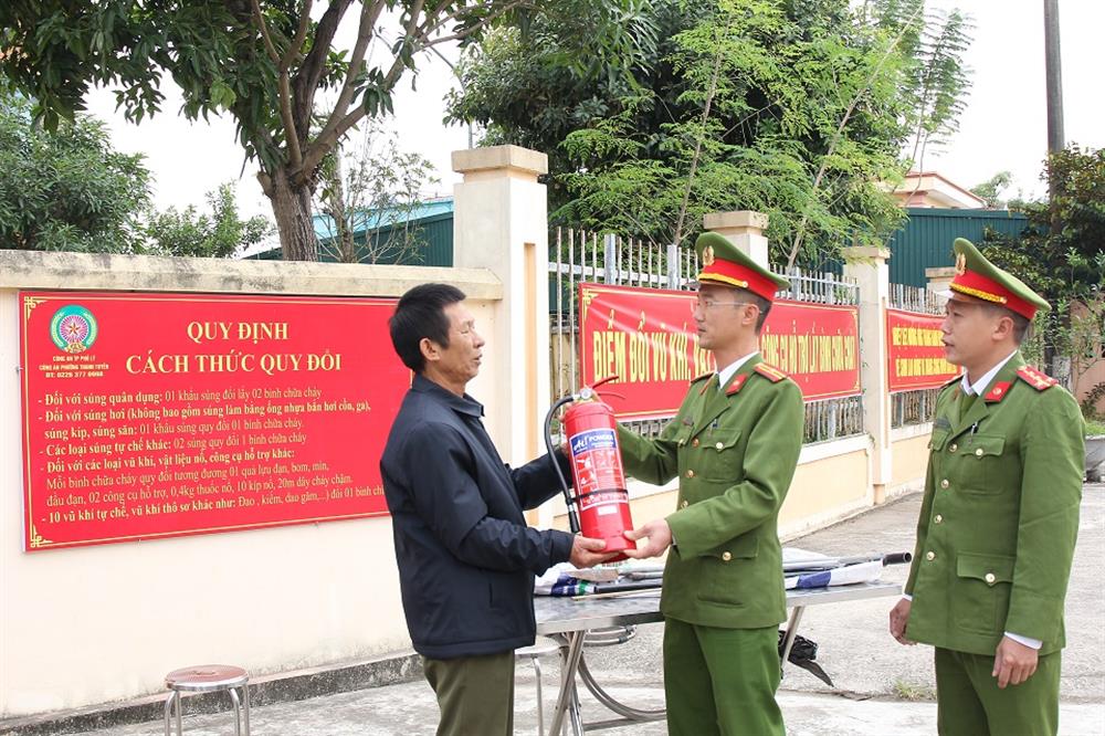 Công an phường Thanh Tuyển trao tặng bình chữa cháy cho công dân giao nộp vũ khí, vật liệu nổ, công cụ hỗ trợ và pháo.