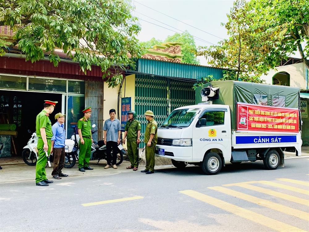 Đoàn viên Công an xã Công Lý tuyên truyền Đề án 06 lưu động trên địa bàn.