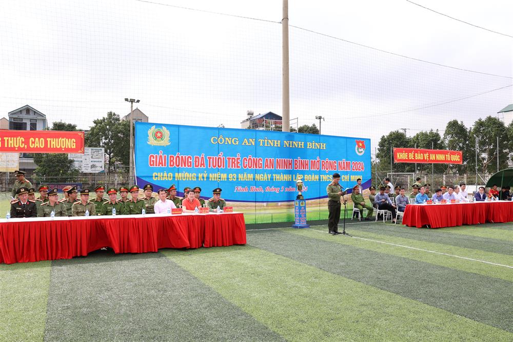Các đại biểu dự buổi khai mạc.