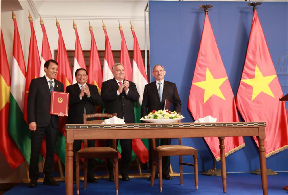 Thủ tướng Chính phủ Phạm Minh Chính và Thủ tướng Chính phủ Hungary Viktor Orbán chứng kiến Thứ trưởng Lương Tam Quang và Bộ trưởng Bộ Nội vụ Hungary Sandor Pinter ký kết Hiệp định giữa hai Chính phủ về phòng, chống tội phạm có tổ chức, xuyên quốc gia.