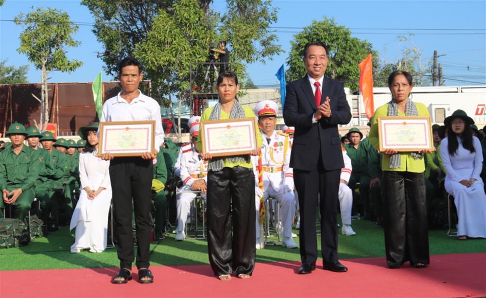 Đồng chí Lữ Quang Ngời, Chủ tịch UBND tỉnh, Chủ tịch Hội đồng nghĩa vụ Quân sự tỉnh Vĩnh Long tặng Bằng khen các gia đình thanh niên tiêu biểu.