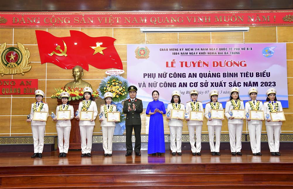 Lãnh đạo Công an tỉnh và Thường trực Hội Liên hiệp phụ nữ Việt Nam tỉnh trao Giấy khen và biểu trưng giải thưởng tặng 10 gương “Phụ nữ Công an Quảng Bình tiêu biểu năm 2023”. 