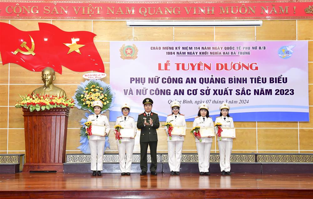 Lãnh đạo Công an tỉnh tặng Giấy biểu dương 05 Nữ Công an cơ sở xuất sắc năm 2023.