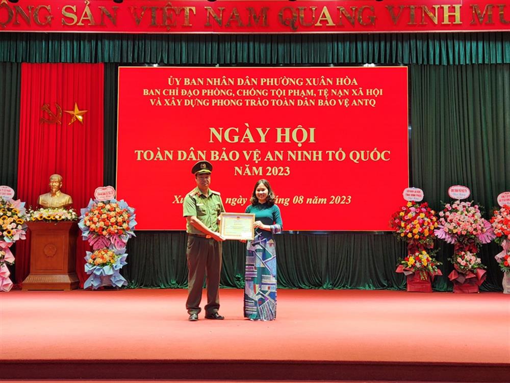 Thừa ủy quyền của Bộ Công an, lãnh đạo phòng xây dựng phong trào bảo vệ ANTQ trao Bằng khen của Bộ Công an cho phường Xuân Hòa đã có thành tích xuất sắc trong xây dựng phong trào Toàn dân bảo vệ ANTQ.