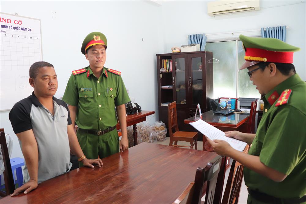 Bị can Đàng Thanh Ẩn nghe đọc quyết định khởi tố.