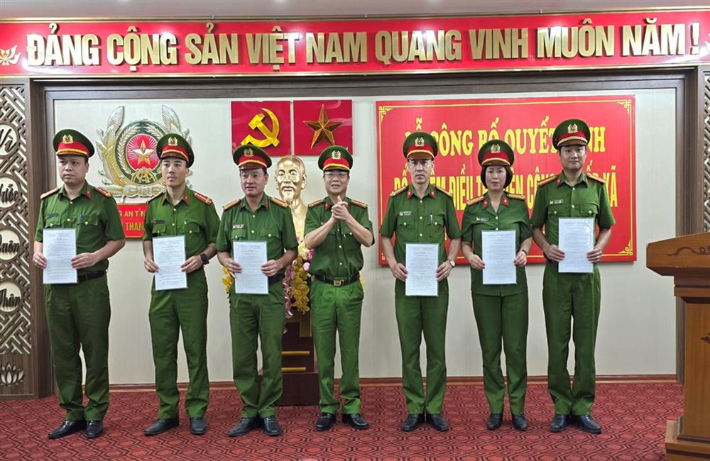 Lãnh đạo Công an thành phố Tam Điệp trao Quyết định bổ nhiệm chức danh Điều tra viên.