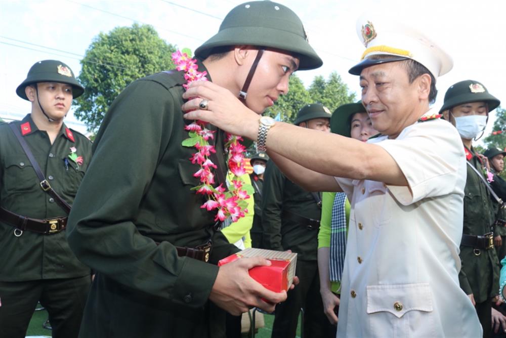 Đại tá Nguyễn Trọng Dũng, Phó Chủ tịch Hội đồng nghĩa vụ Quân sự tỉnh, Giám đốc Công an tỉnh Vĩnh Long tặng hoa, động viên tân binh.