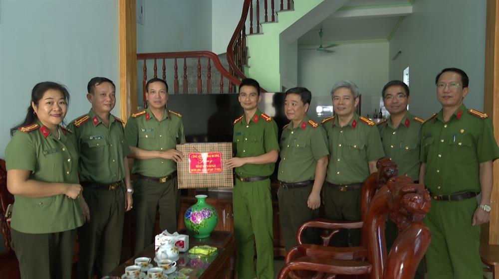 Đại tá Lê Đức Thành thăm, tặng quà thương binh Đặng Hữu Biên.
