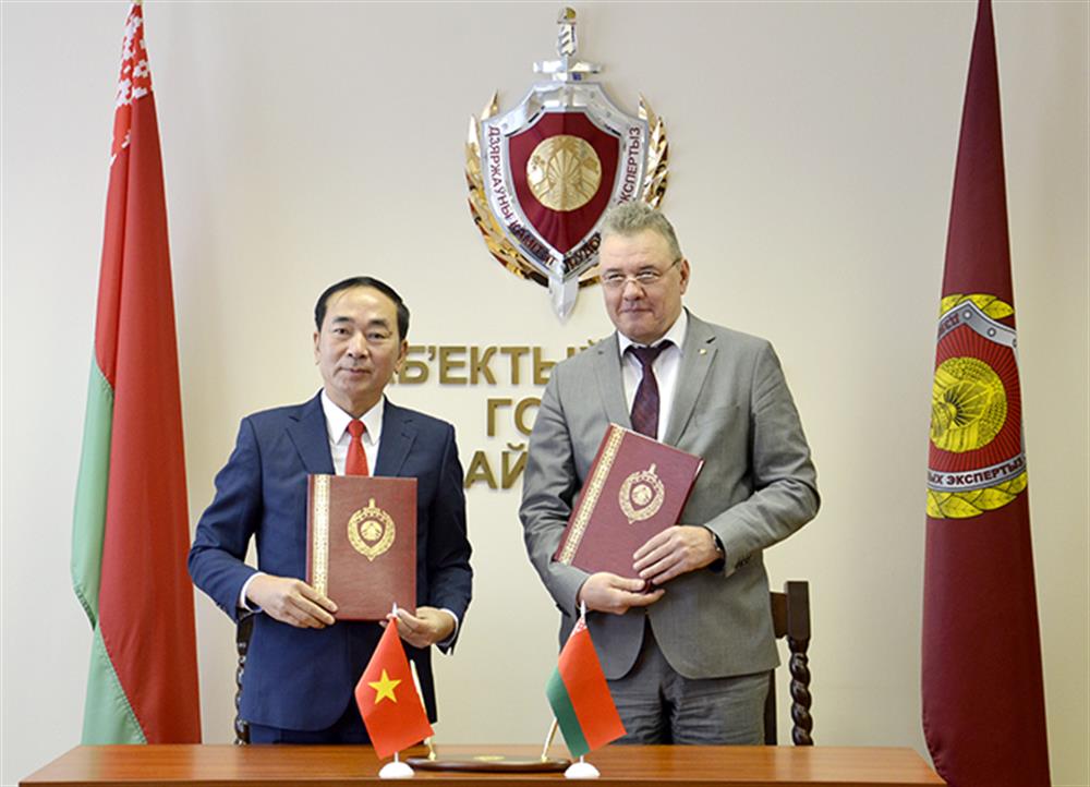 Thứ trưởng Trần Quốc Tỏ và Phó Chủ tịch Ủy ban Giám định tư pháp quốc gia Evmenenko Sergei Alexandrovich ký "Bản ghi nhớ về trao đổi đoàn cán bộ nghỉ dưỡng giữa Bộ Công an nước CHXHCN Việt Nam và Ủy ban Giám định tư pháp quốc gia Belarus”.