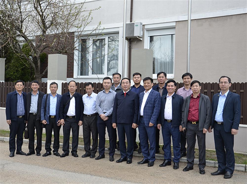 Thứ trưởng Trần Quốc Tỏ cùng đoàn công tác chụp ảnh lưu niệm với cán bộ, nhân viên Đại sứ quán.
