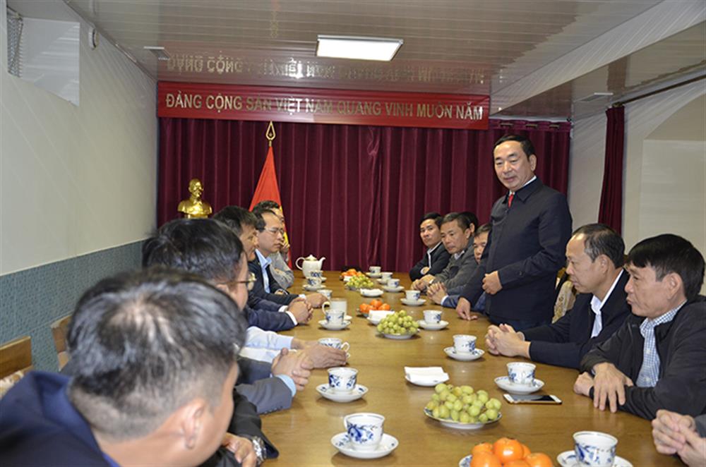 Thứ trưởng Trần Quốc Tỏ nói chuyện với cán bộ, nhân viên Đại sứ quán.