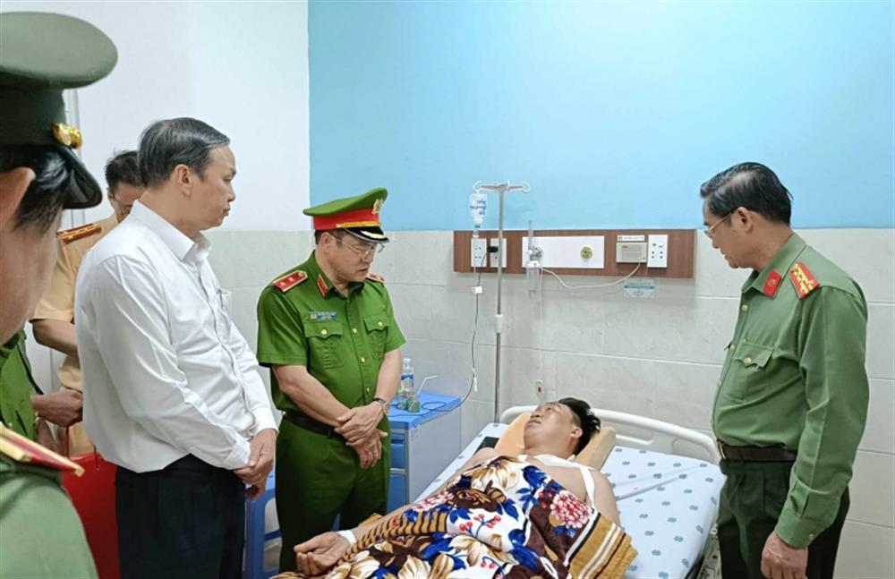 Thứ trưởng Nguyễn Văn Long ân cần thăm hỏi, động viên đồng chí Tuân.