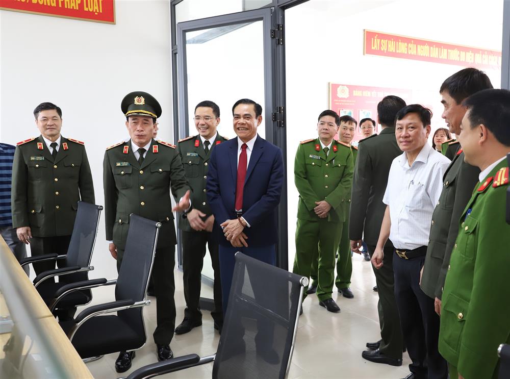 Thứ trưởng Lê Quốc Hùng kiểm tra, chúc Tết cán bộ, chiến sĩ Công an xã Thạch Trung.
