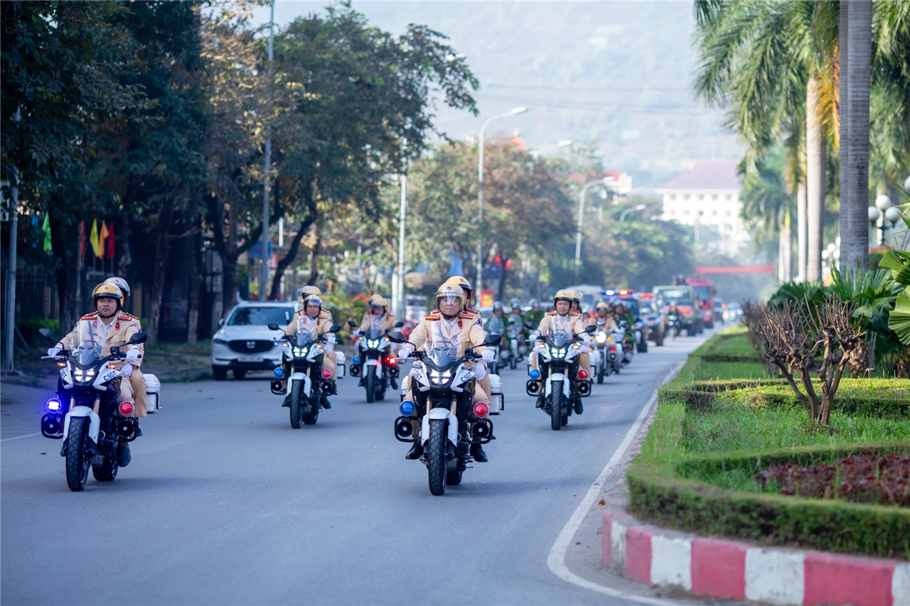 Các lực lượng Công an tỉnh diễu hành, biểu dương lực lượng trên các trục đường chính của TP Hòa Bình.