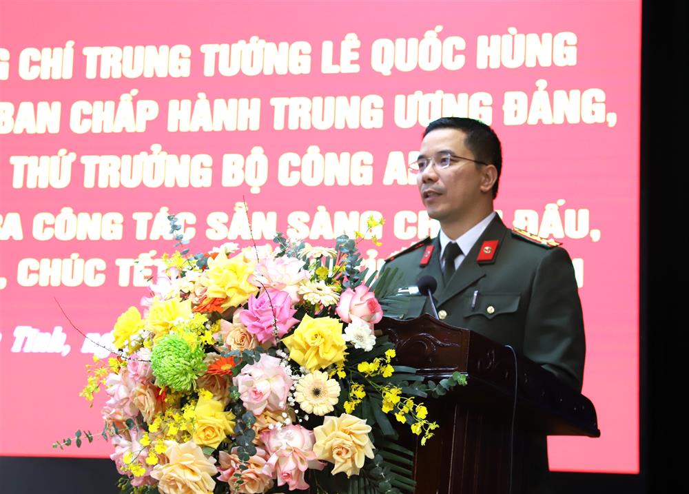 Đại tá Nguyễn Hồng Phong, Giám đốc Công an tỉnh phát biểu tại Hội nghị.