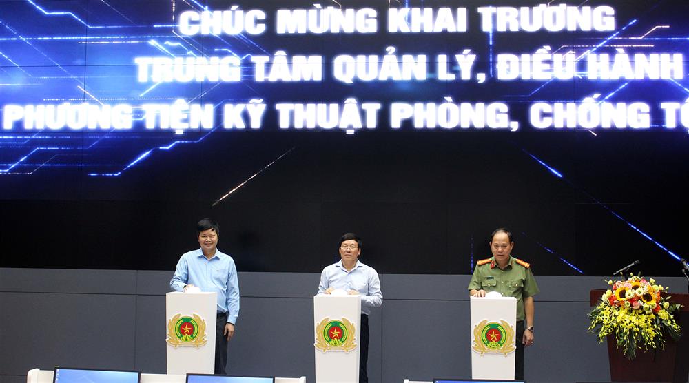 Đồng chí Lê Duy Thành, Phó Bí thư Tỉnh ủy, Chủ tịch UBND tỉnh; Đại tá Đinh Ngọc Khoa, Ủy viên BTV Tỉnh ủy và Đại diện nhà thầu bấm nút khai trương Trung tâm quản lý điều hành phương tiện kỹ thuật phòng, chống tội phạm