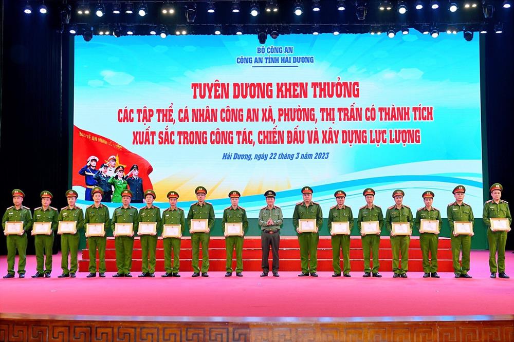 Thượng tá Bùi Quang Bình, Giám đốc Công an tỉnh khen thưởng các cá nhân Công an xã, phường, thị trấn có thành tích xuất sắc trong công tác chiến đấu và xây dựng lực lượng.