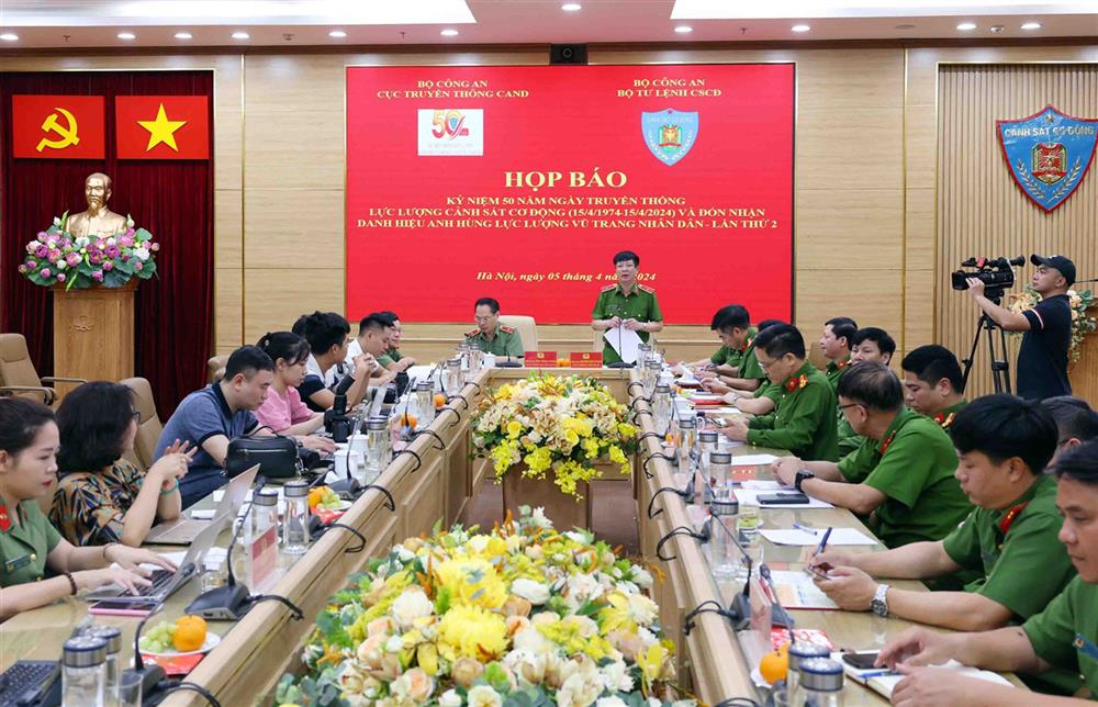 Toàn cảnh buổi họp báo.