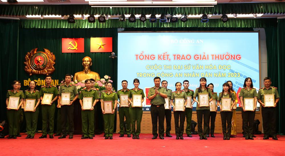 Thiếu tướng Nguyễn Công Bẩy trao giải B tặng các cá nhân đạt giải.